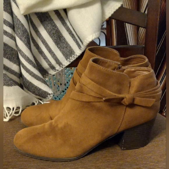 INDIGO RD. Faux Suede Tan Booties with Stacked Heels. Bow Tie Side. Sz 10 - Picture 5 of 7